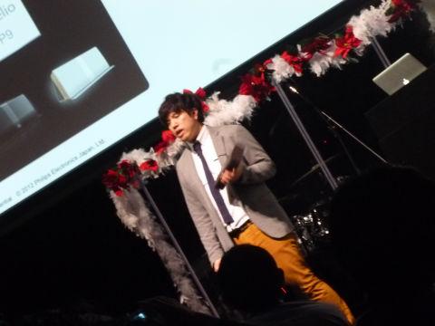 佐野さんが左手に持っているのが「P9」