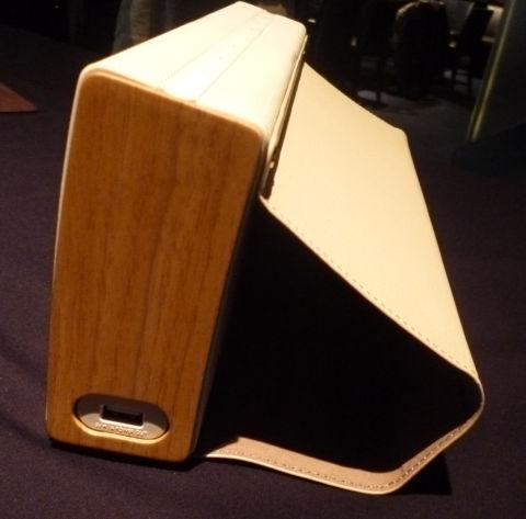 低域を増強するポジション。背面の低域スピーカーの前に広い空間を作る。