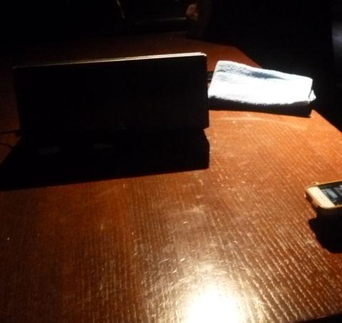 タオルを後ろの空間に入れると音が締まる