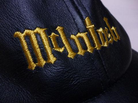 金糸で「あの」字体の“McIntosh”マークが縫いとられる