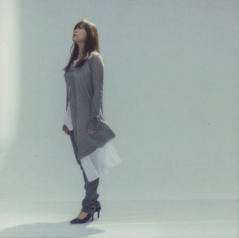 この作品の彼女の写真はほとんど遠くか、上を、見ている