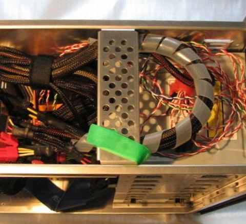 100均マジックテープ使用例:内部電源ケーブルがM/Bにかからないようフレーム固定