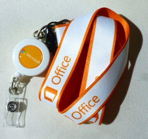 色はケバくはないけどハデ