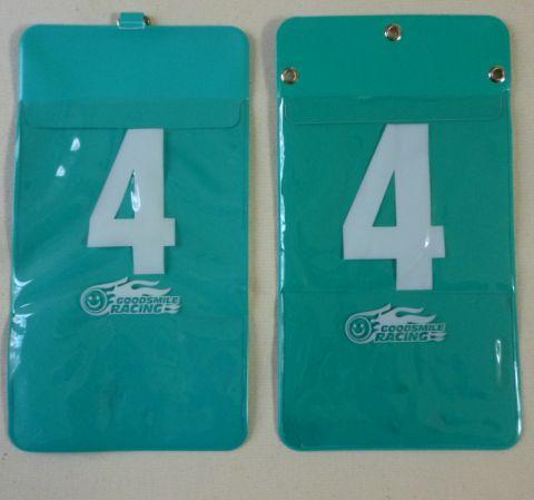 右の不良品の方が文字がシャープでない感じ