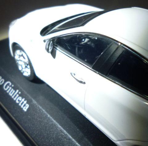 さすがMINICHAMPS、中まで造り込んであります