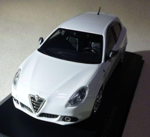 フロントとサイドのプレスラインが色っぽいなw