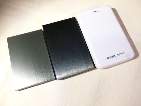 一番左が本品。2.5インチドライブ搭載モバイルHDDと比べても一回り小さい。