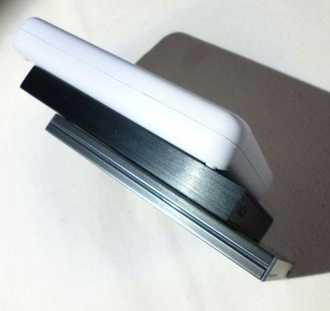 薄い!二昔前のポータブルHDDには2枚入りそう!