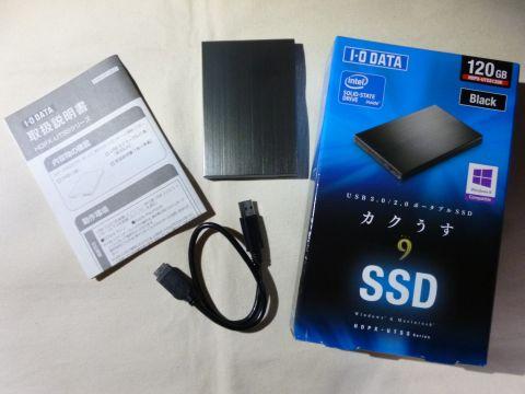 本体とUSBケーブル、取扱説明書が入っている。