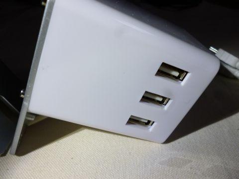 右スピーカー右側面(外側)にはUSBポートが