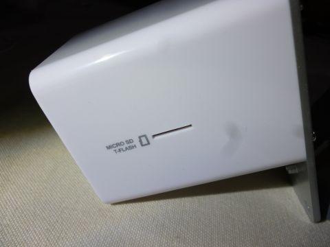 左スピーカーの外側はmicroSDカードスロット