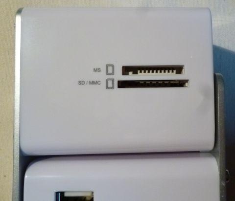 同じく左スピーカーの内側にはSDカードスロットとメモリースティックスロット