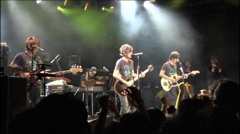 日本では見られないほどの「近い」ステージ