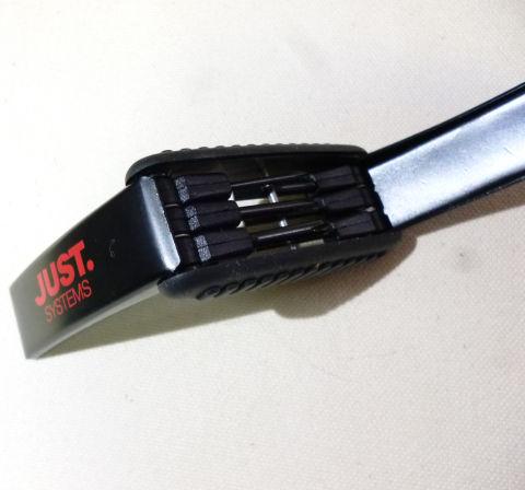 両側面が開いて、内部にはドライバーの先が