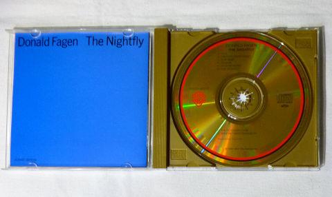 CDを留めるベースのプラスチックまで金色にせんでも(^^ゞ