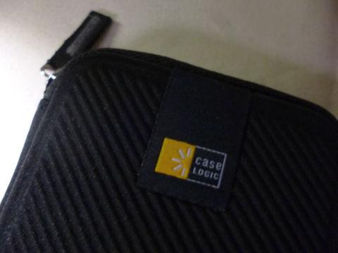 この硬質スポンジのような弾力ある素材(EVA)自体で衝撃吸収