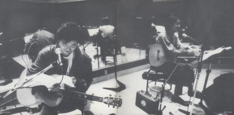 二人が生ギターを抱え歌っている、そんな作品