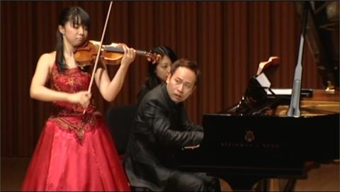 付属DVDにはライヴ映像が。