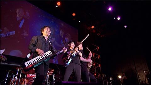 問題の?ショルキーを弾く小野塚