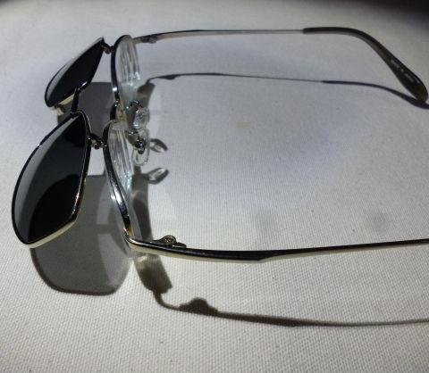 90°跳ね上げられます