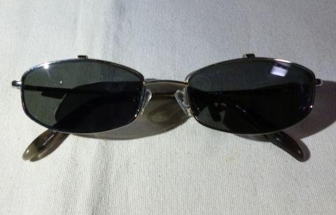 跳ね上げ機構を持つ眼鏡に必要な左右連結が最小限