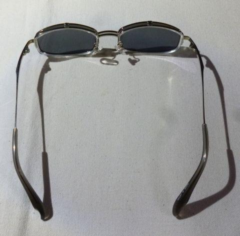 跳ね上げ式のわりには柔らかなホールドの「つる」