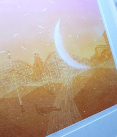 地面で光る月を見上げる男(拡大します)