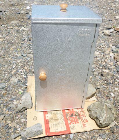 今回のセッティング。温燻なので地べた置き。