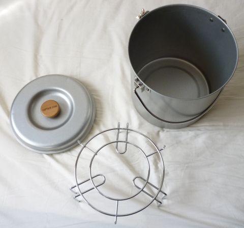 内容はバケツのような本体と蓋、足