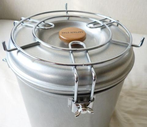 収納時。足を蝶ネジで本体に固定、蓋を押さえる。