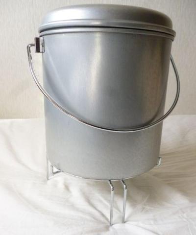 使用時。足を外してその上に本体を置く。落下防止の「返し」も付いている。