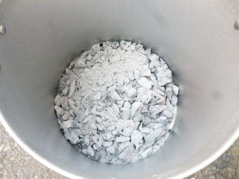 燃え残りの木炭はこんな感じに。