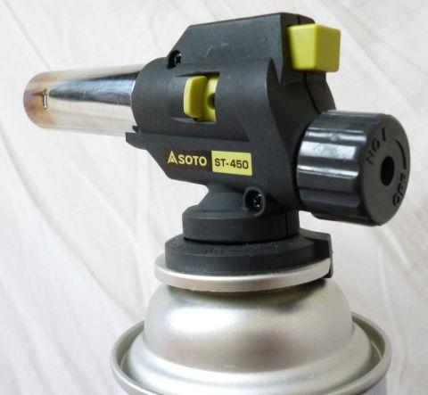 後ろのねじでガスの出方調整、後ろのボタンで着火、横のスライドで火の強さ調節