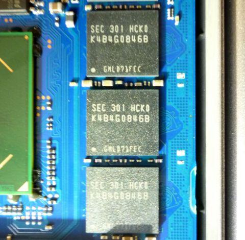 メモリチップはSAMSUNG製、オンボード装着。