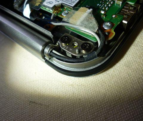 無線モジュールから伸びるアンテナ線は中空になったヒンジの中に。