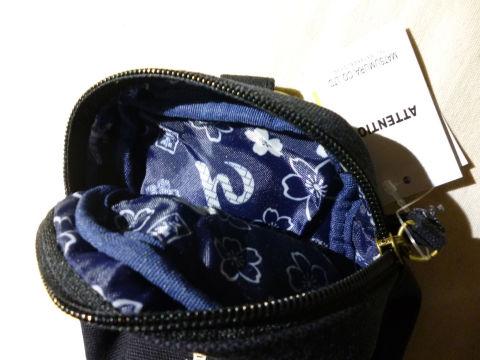 内側の布も粋な感じで、シックな外観との対比がイイ。