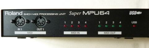 フロント側は各種インジケータと1chのMIDI IN/OUT