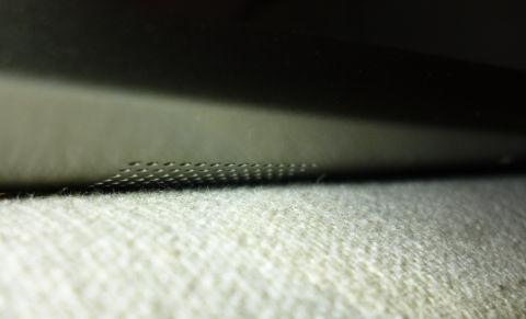 下側やや外向きに開口しているスピーカー