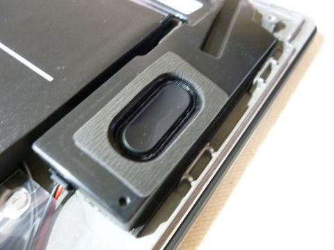 隅に押しやられたスピーカー