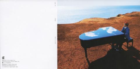 ピアノの天板に映った(合成かもしんないけど)空がキレイだなぁ...