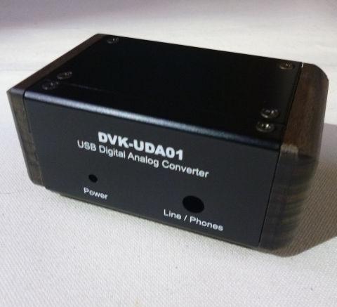 フロントは白で型番などの刻印とPower LEDの点灯部、ライン/ヘッドホン出力兼用ジャックしかないのでシンプル。