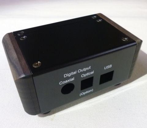 リア側は標準の同軸出力に加え、オプションの光デジタル出力とUSB入力