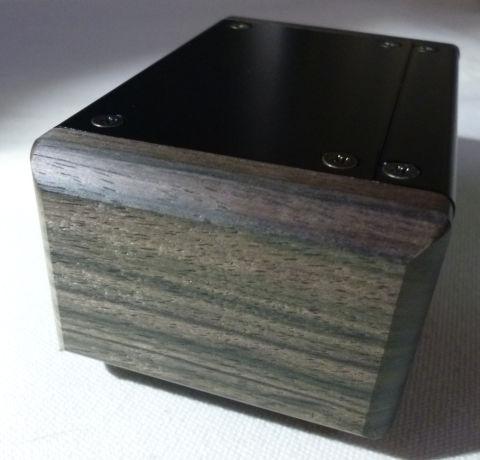 サイドは未処理の黒檀パネル。ちょっとエッジの処理が荒いか?