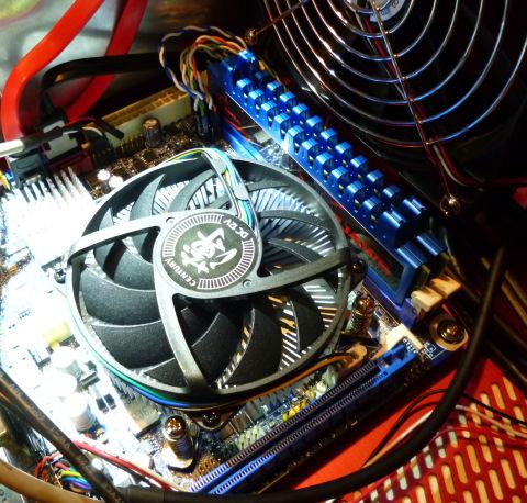 ヒートスプレッダつきのメモリと大差ない高さに