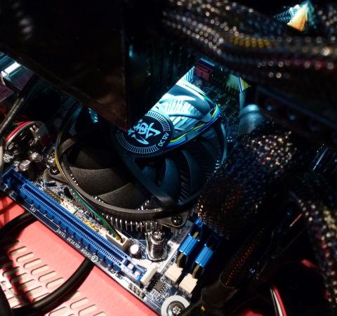 電源が覆いかぶさるこのケースでも余裕のクリアランス。