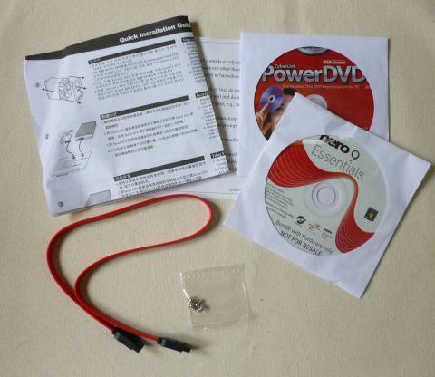 2種のアプリとS-ATAケーブル、ネジ、説明書が付く