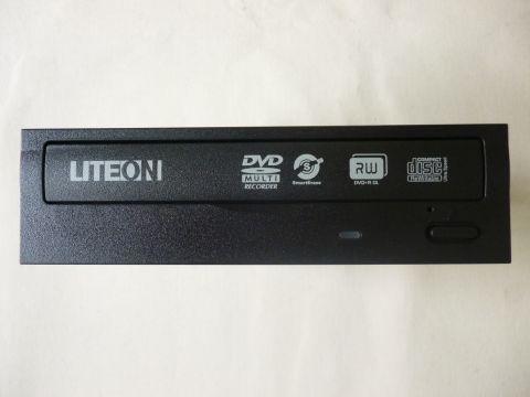 フロントパネルの質感はそれなり。