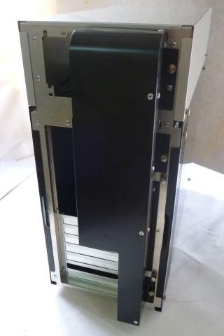 リアにはこんな大げさなカバーが。