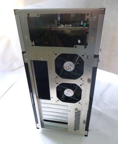 カバーは小径の9cm2連ファンの騒音低減用