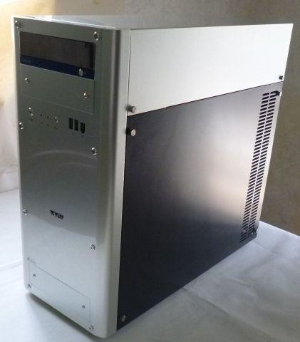 側面後方から吸気し、前面に戻して後方排気という凝ったシステム